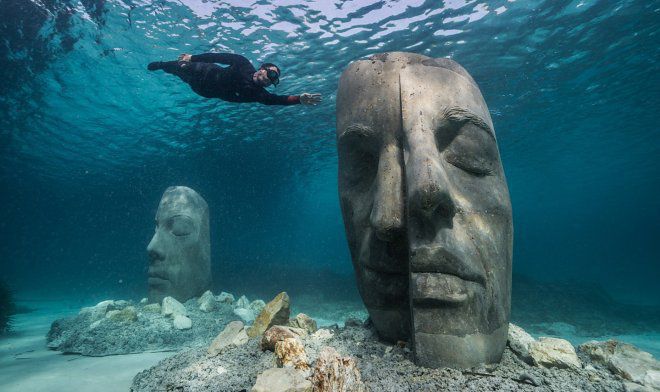 На дні Середземного моря поблизу Канн встановили загадкові кам'яні голови. Грандіозна підводна інсталяція.