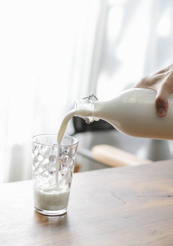 Правда про те, як насправді готується молоко і чи багато в ньому хімії. Чому сучасне молоко не кисне.