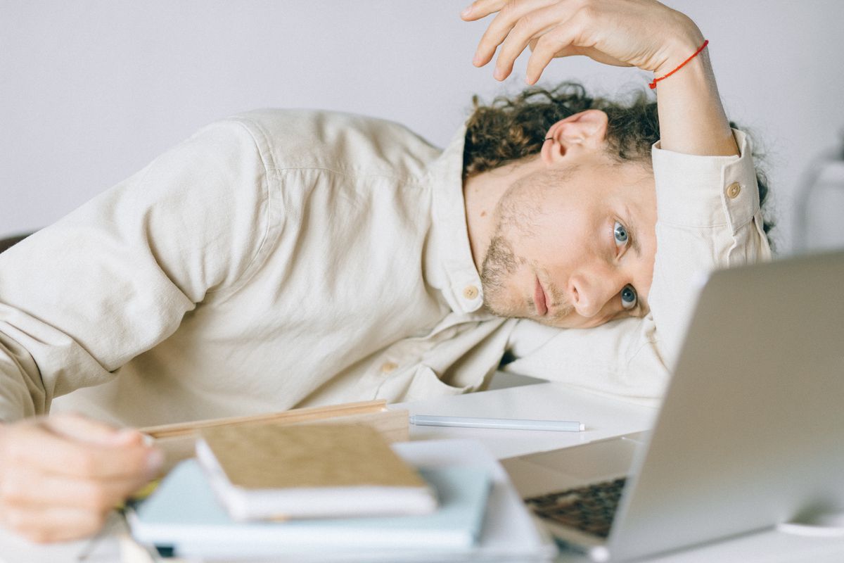 Постійна втома на роботі: звідки береться, та як її позбутися. Існує як мінімум 5 причин.