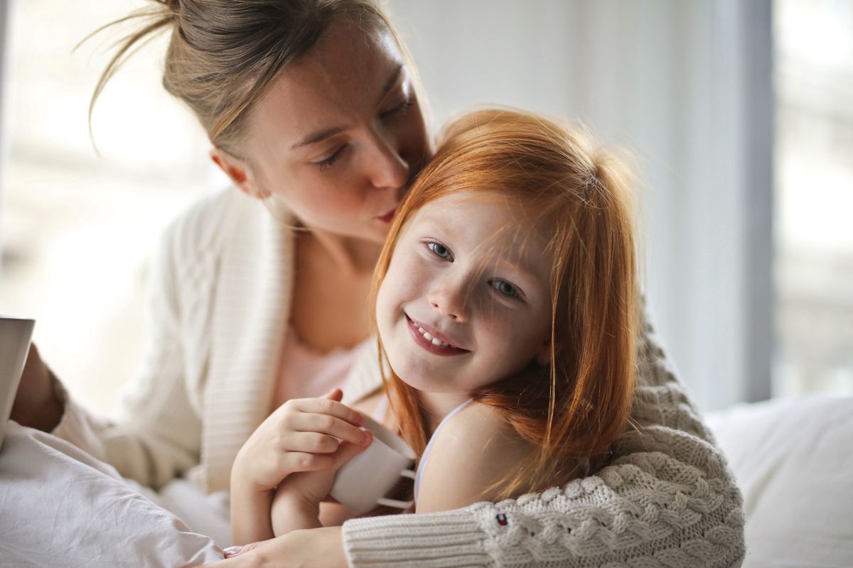 Чому варто обіймати власну дитину: 9 дуже вагомих причин. Батьківські обійми обов'язково мають бути у житті дитини.