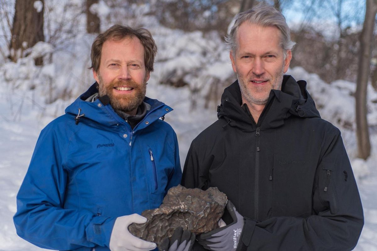 У швецькому селі знайшли 14-кілограмовий уламок метеорита. Падіння метеорита потрапило на відео.