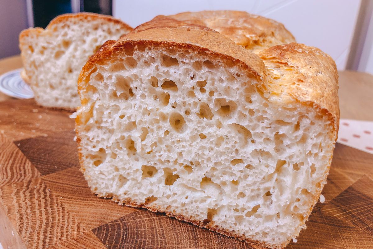 Найпростіший рецепт домашнього хліба в духовці без замісу. Хрустка скоринка і пористий м'якуш — що може бути смачніше!