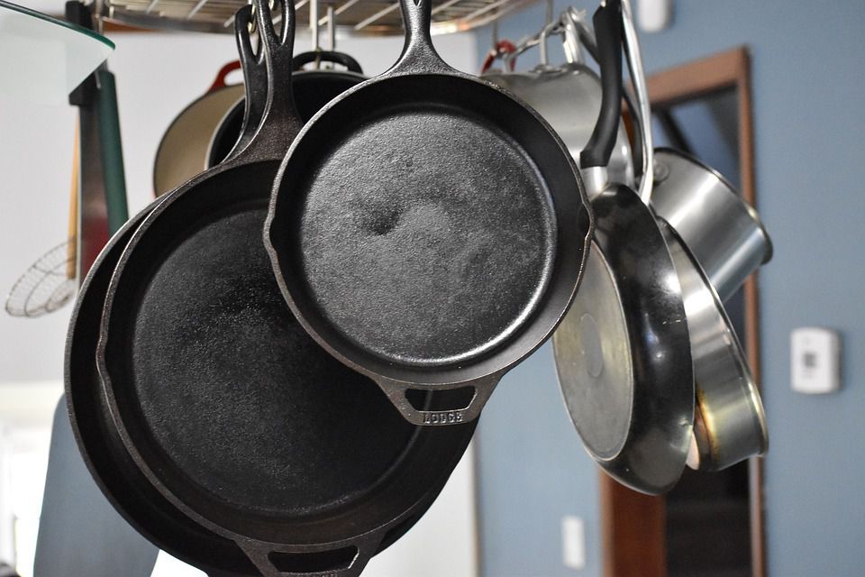 Як очистити чавунну сковороду та правильно за нею доглядати в домашніх умовах. Як прибрати іржу і нагар з чавунної сковороди.