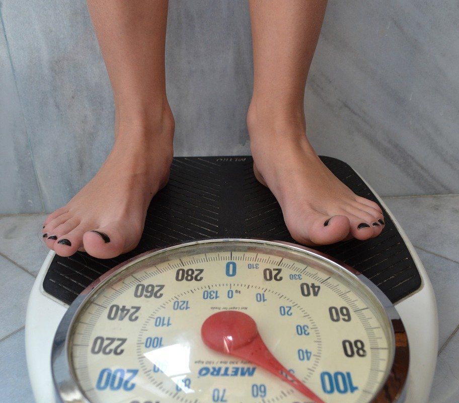 Помилки, які ви робите кожен раз, коли встаєте на ваги. Як правильно зважуватися, щоб ваги показували точну цифру.