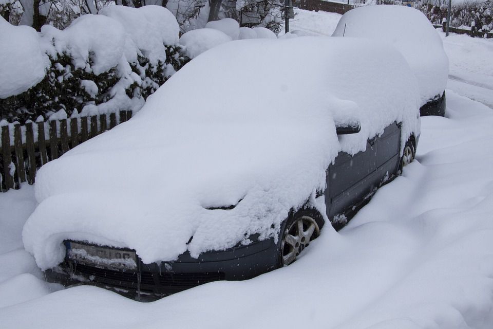 Як швидко очистити свій автомобіль від снігу: 4 корисних лайфхаки. Позбавити автомобіль від шару снігу дуже легко.