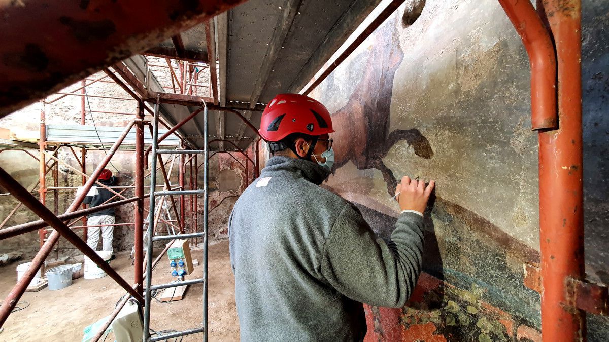 У Помпеях за допомогою лазера відновили унікальну фреску. Виверження вулкана зробило величезну послугу археологам, зберігши безліч артефактів.