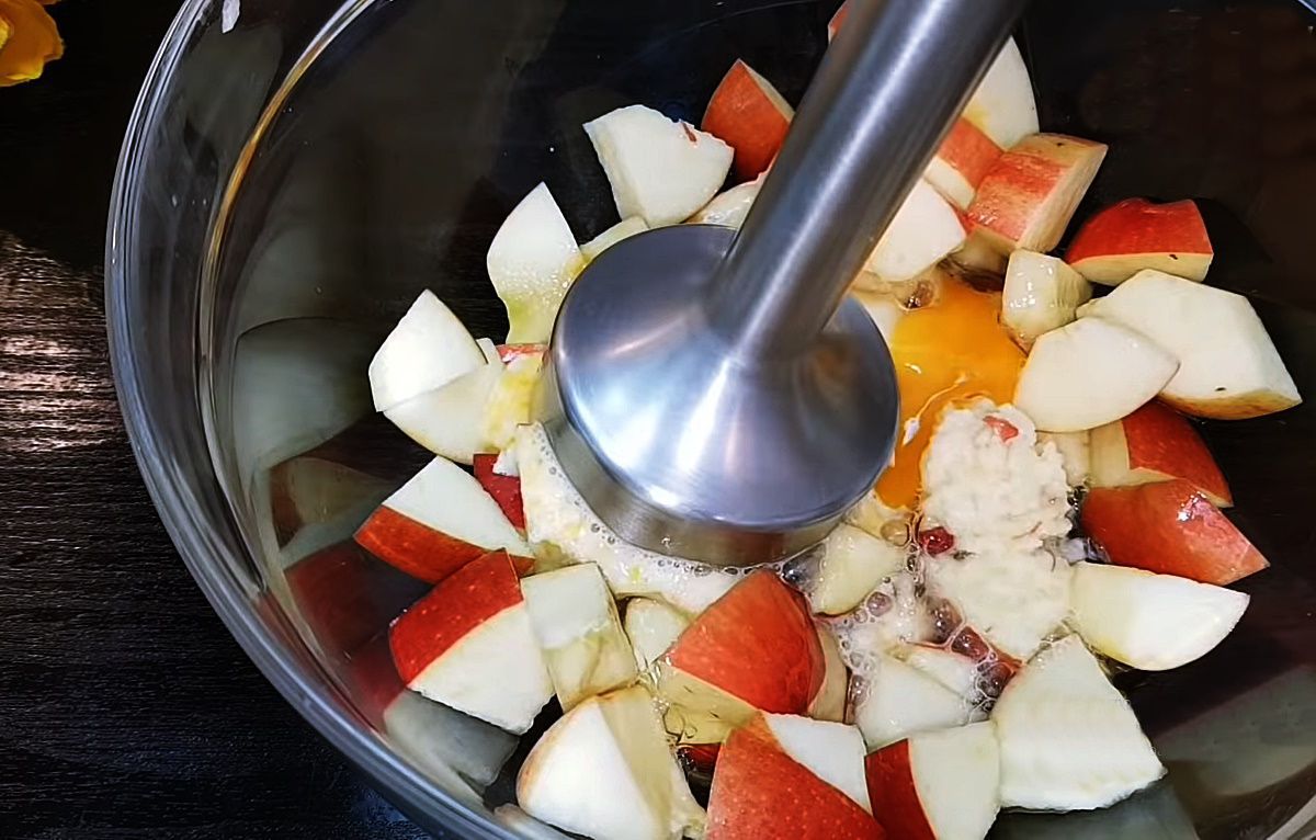 Просто подрібніть яблука з яйцями за допомогою блендера — результатом будете здивовані. Ми пропонуємо по-швидкому освоїти цей простий рецепт.