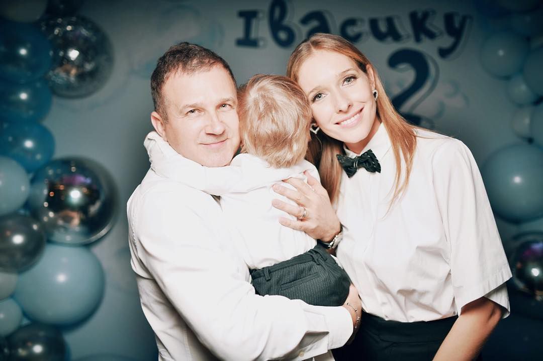 Юрій Горбунов пояснив, чому вони з дружиною не показують у мережі обличчя свого сина. Невже це лише питання пристойного гонорару?