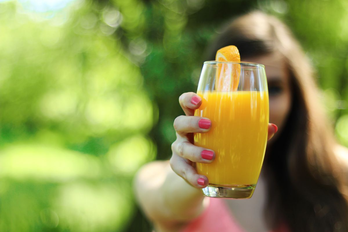 Вчені довели здатність апельсинового соку захищати мозок від вікового руйнування. Зберегти здоров'я мозку до літнього віку допоможе апельсиновий сік.