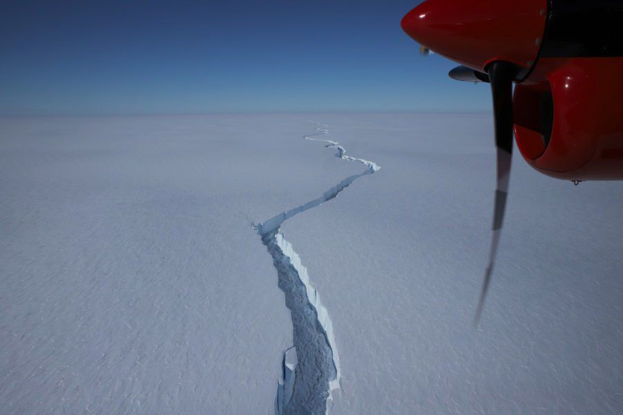В Антарктиді від льодовика відколовся айсберг більше Києва. Гігант відправився у вільне плавання.