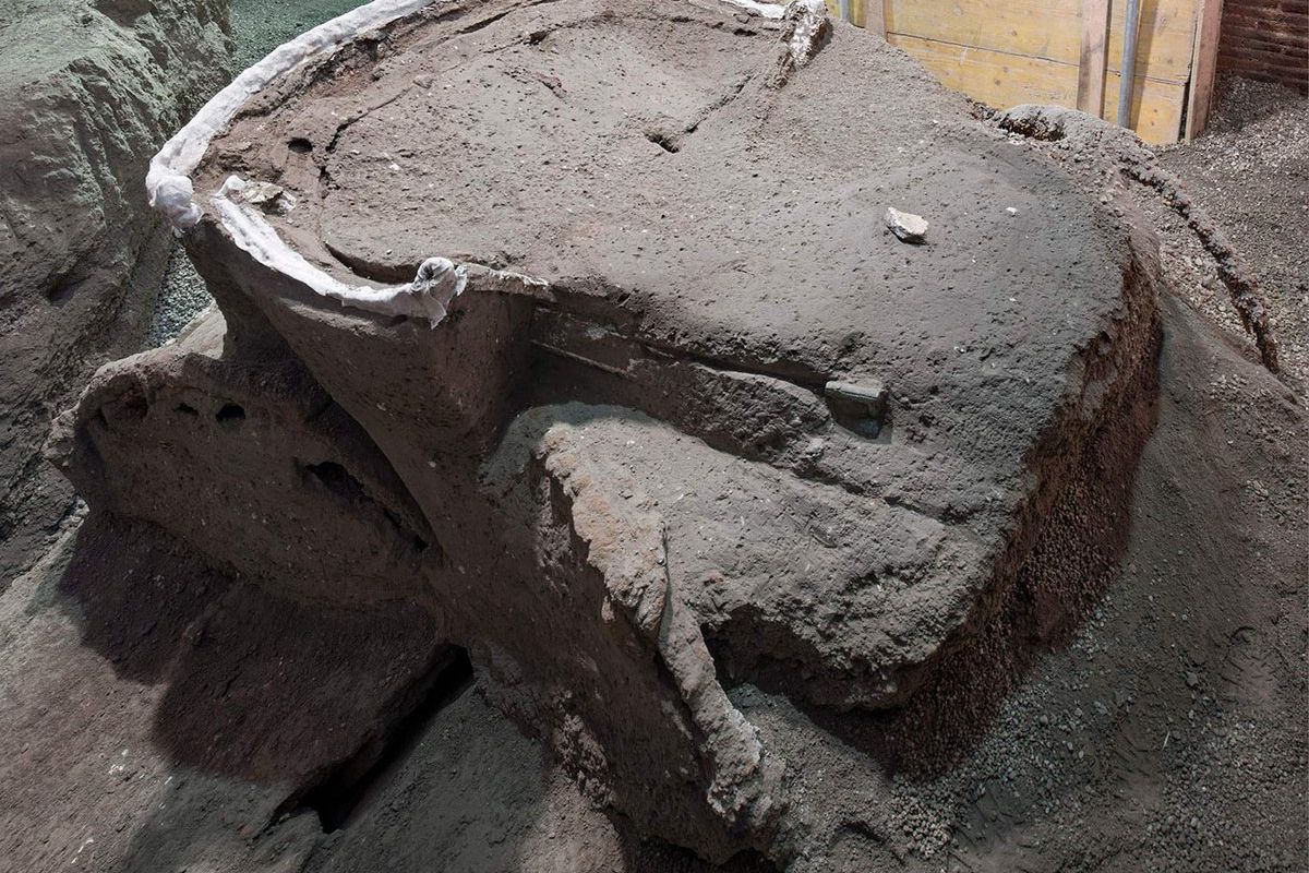 У Помпеях виявили повністю збережену церемоніальну колісницю. Раніше на тому ж місці знайшли стайню і останки коней.