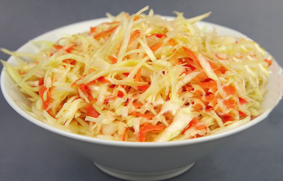Салат з капусти, як в шкільній їдальні — соковитий, хрусткий і корисний. Дуже простий рецепт.