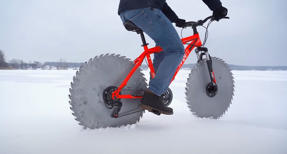 Молодий винахідник створив незвичайний велосипед — замість коліс у нього два величезних леза. "Льодосипед" уже показав непогані ходові якості.