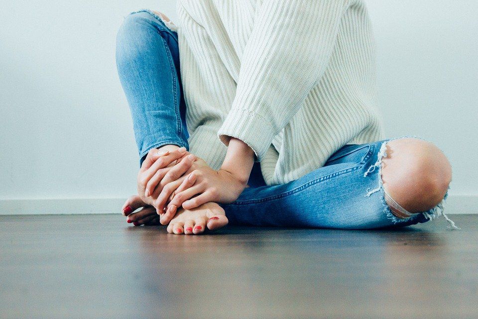 5 звичок, які можуть спровокувати неприємні відчуття та біль в колінах. Цих ситуацій слід уникати, щоб суглоби залишалися здоровими.
