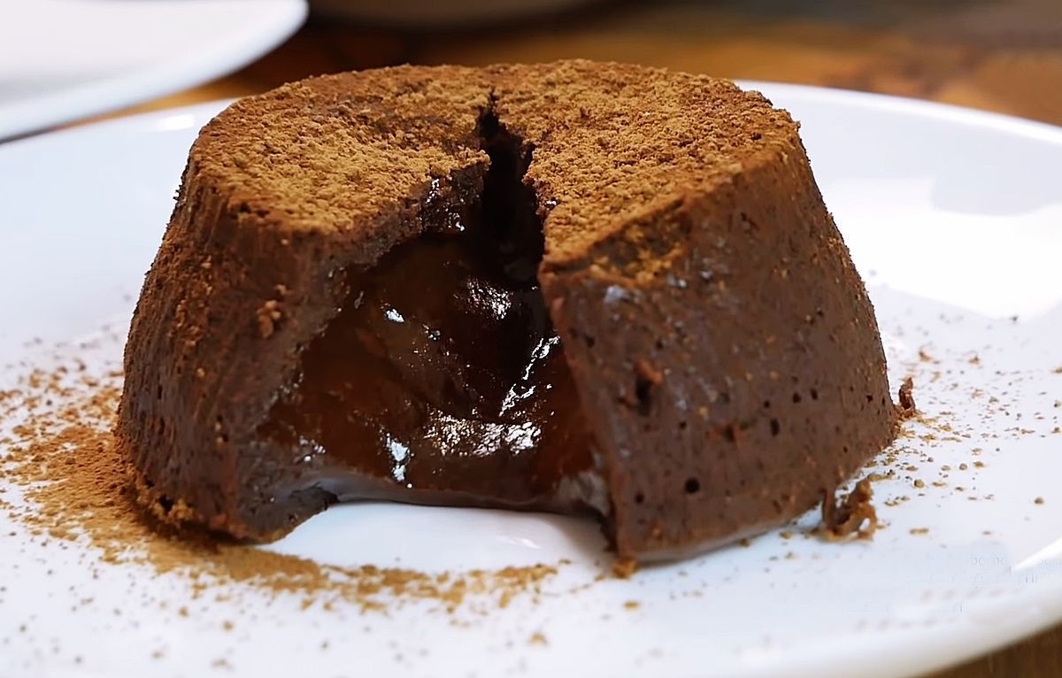 Шоколадний фондан з начинкою — готується набагато простіше, ніж здається. Французький десерт в домашніх умовах.