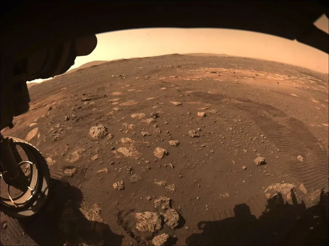 Ровер Perseverance зробив першу тестову поїздку по поверхні Марса. Він проїхав перші 6,5 метра і показав, як крутяться його колеса.
