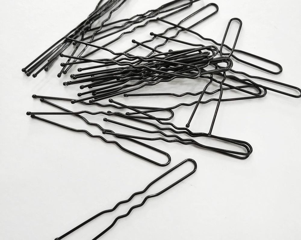 Ці хитрощі зі шпилькою можуть вам стати в нагоді. 5 дивовижних застосувань шпильки для волосся.