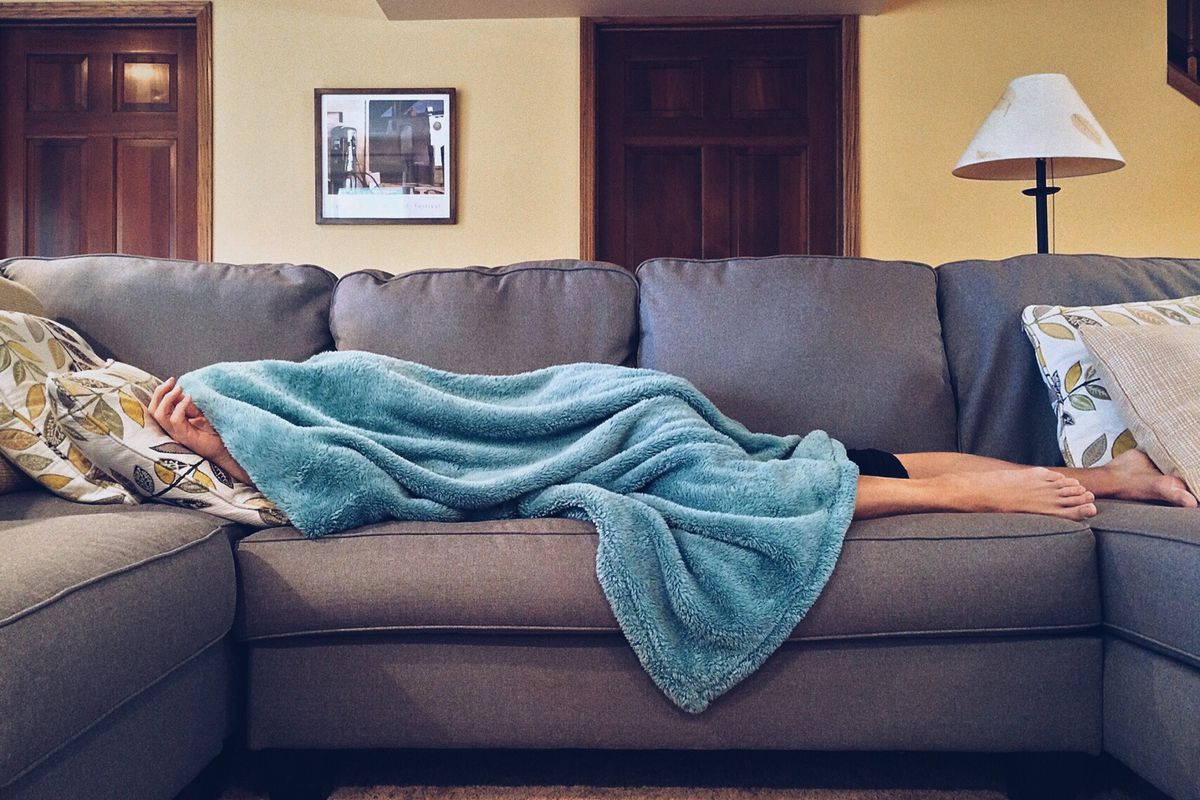 Чому чоловіки лежать на дивані, поки їхні жінки прибирають — 5 головних причин. Не царське це діло?