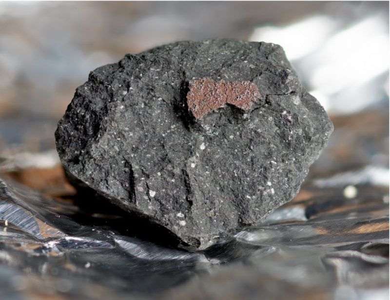 Метеорит, що впав у Великобританії, виявився рідкісним і містив органічні речовини і амінокислоти. Космічний камінь приземлився у дворах будинків у містечку Вінчкомб.