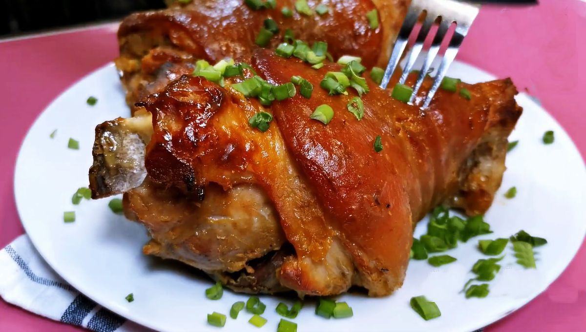 Апетитна і ароматна свиняча рулька в рукаві — просто тане в роті. Простий варіант до обіду або вечері.