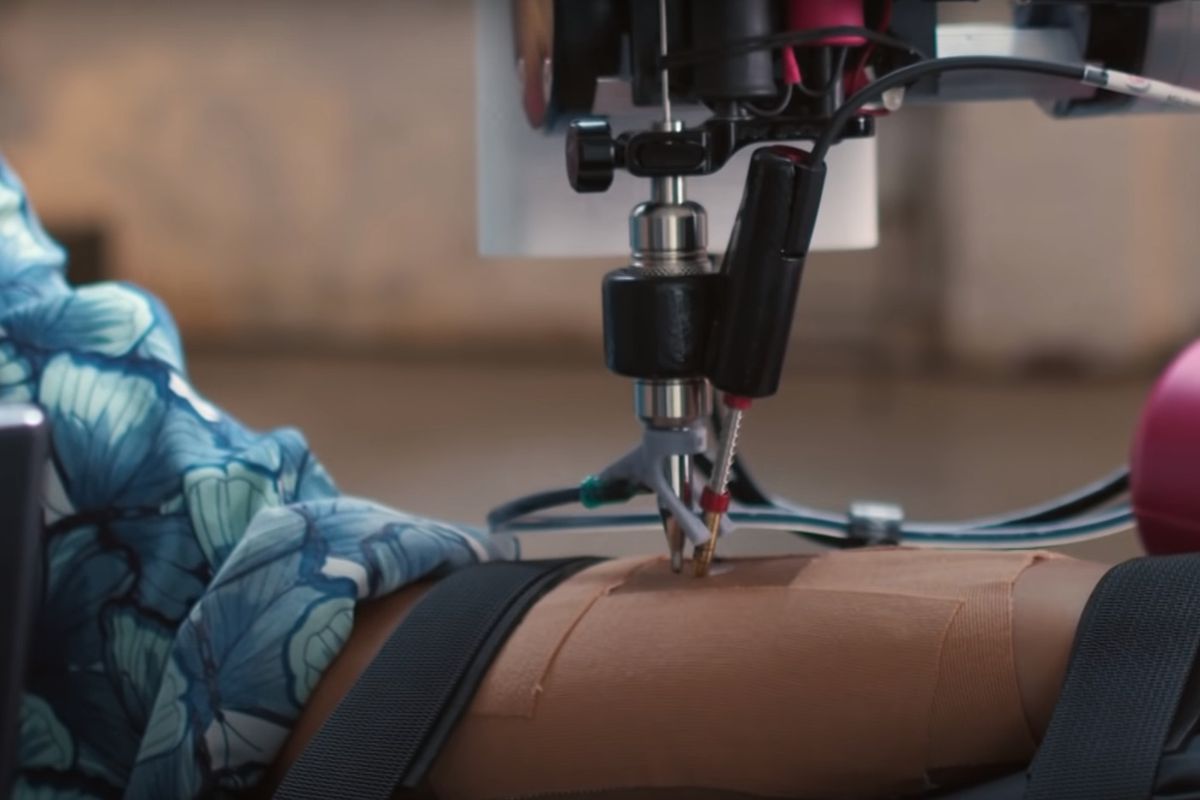 Голландській телеведучій зробив татуювання дистанційний робот із підтримкою 5G. Спершу роботу довелося практикуватися на безлічі попередньо очищених горіхових гарбузах.