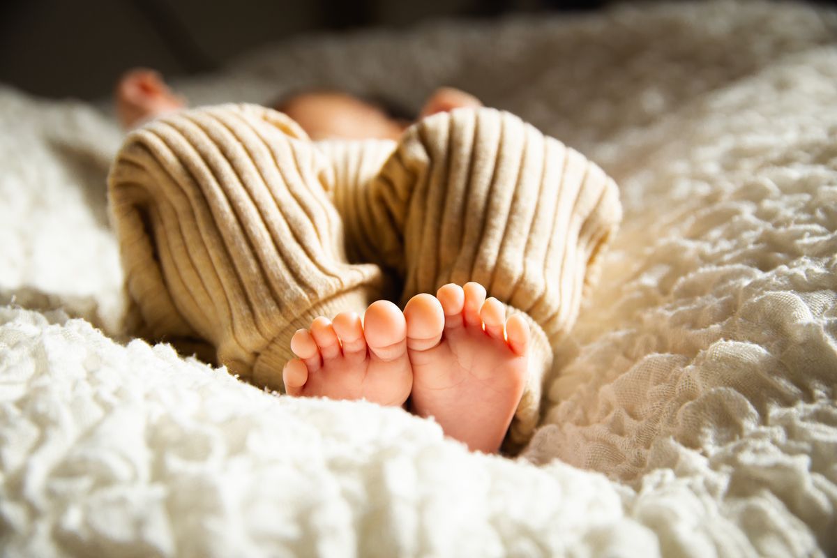 Відео з немовлям, що випробовує терпіння матері і позбавляє її сну, стало популярним. Мама хотіла гарненько поспати, але у її малюка були інші плани.