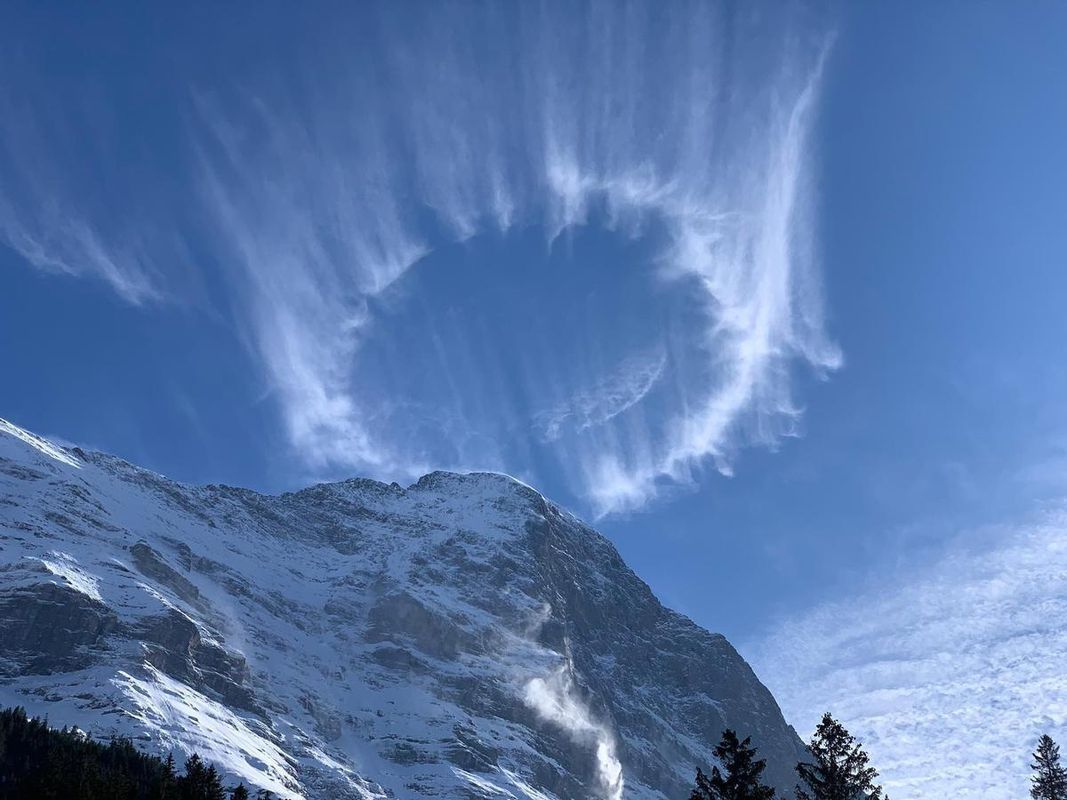 Дивні круглі хмари з'явилися над швейцарськими Альпами. Чудеса в небі спантеличили метеорологів і сильно здивували туристів.