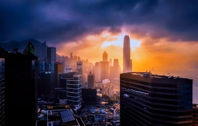 На Пекін обрушилася сильна піщана буря, яка виявилася небезпечною для життя. Небо над китайською столицею забарвилося в помаранчевий колір.