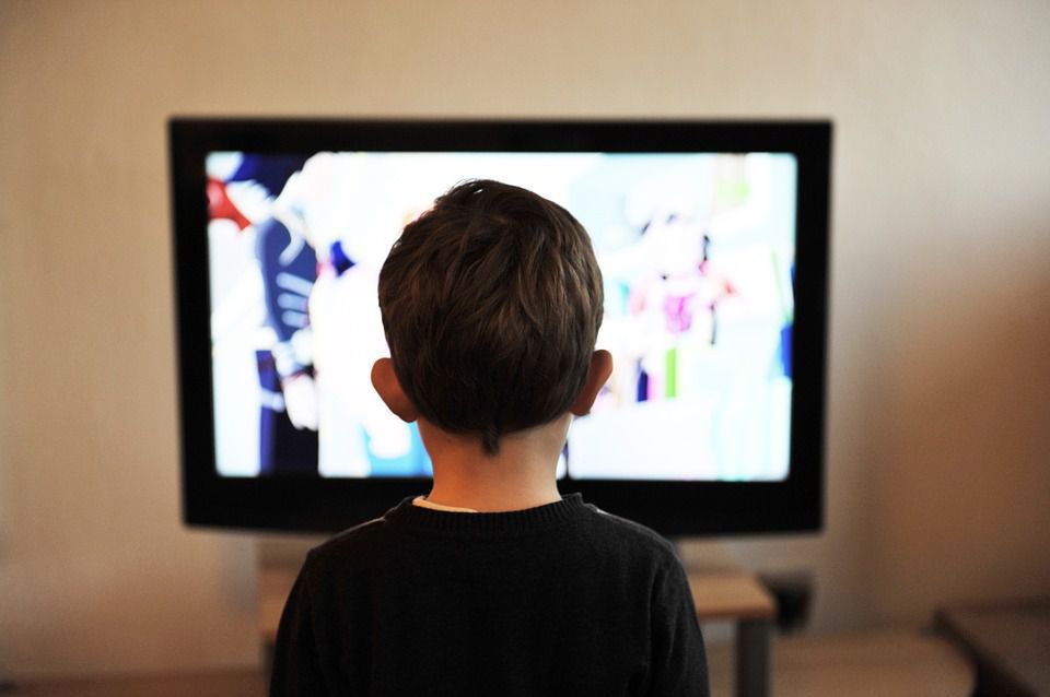 Як телевізор впливав на цінності дітей у кожному десятилітті — висновки вчених. Відомі серіали та телешоу відіграли значну роль у світосприйнятті молодшого покоління.