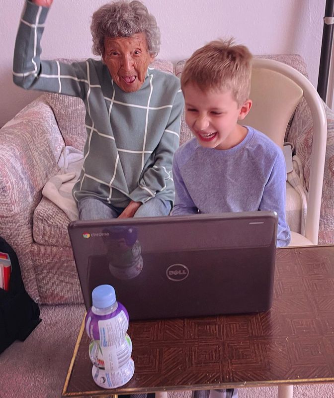 102-річна прабабуся і 6-річний онук пустилися в танок після довгої розлуки. Вік зовсім не заважає жінці активно і весело проводити час з близькими.