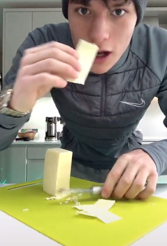 Блогер показав, як нарізати сир ідеальними тонкими скибочками, не використовуючи ніж. І все, що для цього потрібно, — звичайна овощечистка.