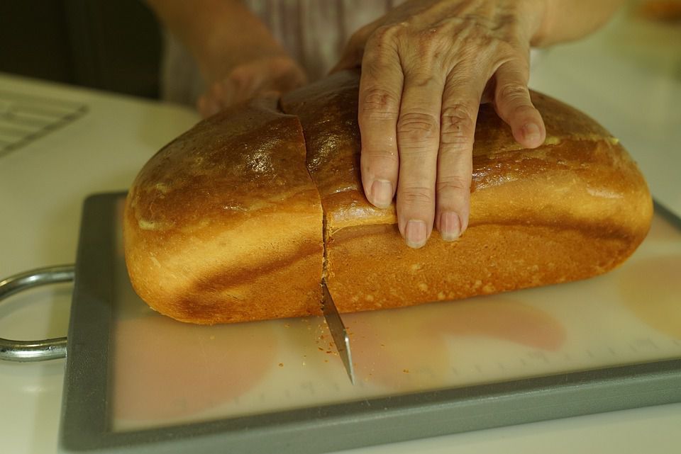 Як красиво нарізати свіжий хліб, щоб він не розламався і не став приплюснутим. Ефективний спосіб нарізки хрусткого хліба від пекарів.