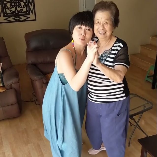 Внучка показала бабусі власний популярний ролик, але отримала таку відповідь, що на мить втратила дар мови. Старенька іноді знімається з онукою в її коротких гумористичних відео.