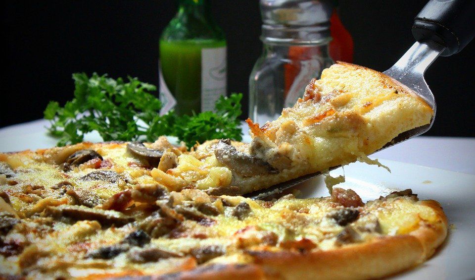 Секрети приготування справжньої італійської піци. Смачна піца з грибами.