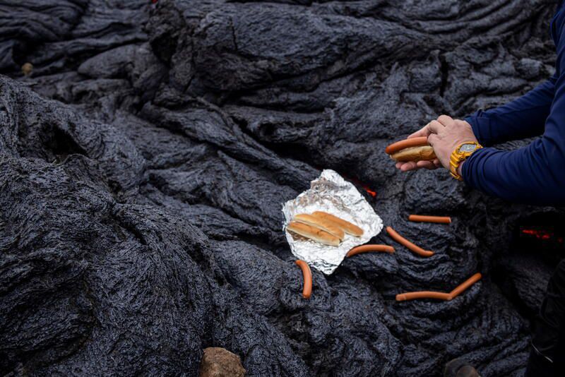 Вчені влаштували пікнік на вулкані, використовуючи стихію, як природний гриль. Тепер їх хот-доги — найбрутальніші у світі.