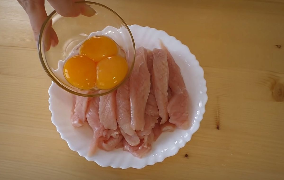 Заливаємо курку яйцями і отримуємо смачну страву на кожний день. Ви будете в захваті від цього рецепта.