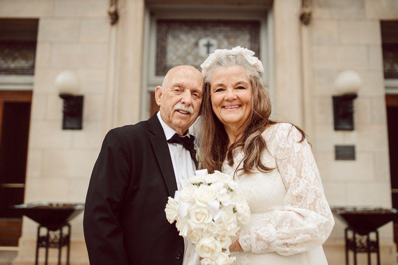 Літня пара повторила свою весільну фотосесію через 50 років шлюбу. Подружжя позувало в тих же позах, а «наречена» – в тому ж вбранні.
