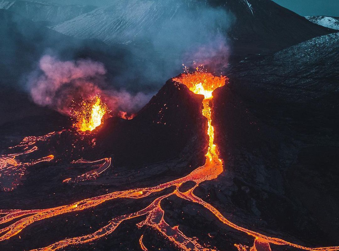 Фотограф з Ісландії спалив свій дрон в жерлі вулкану Фаґрадальсф'ятль заради неймовірного знімку. Безпілотника, звичайно, шкода, але зате подивіться, які кадри!