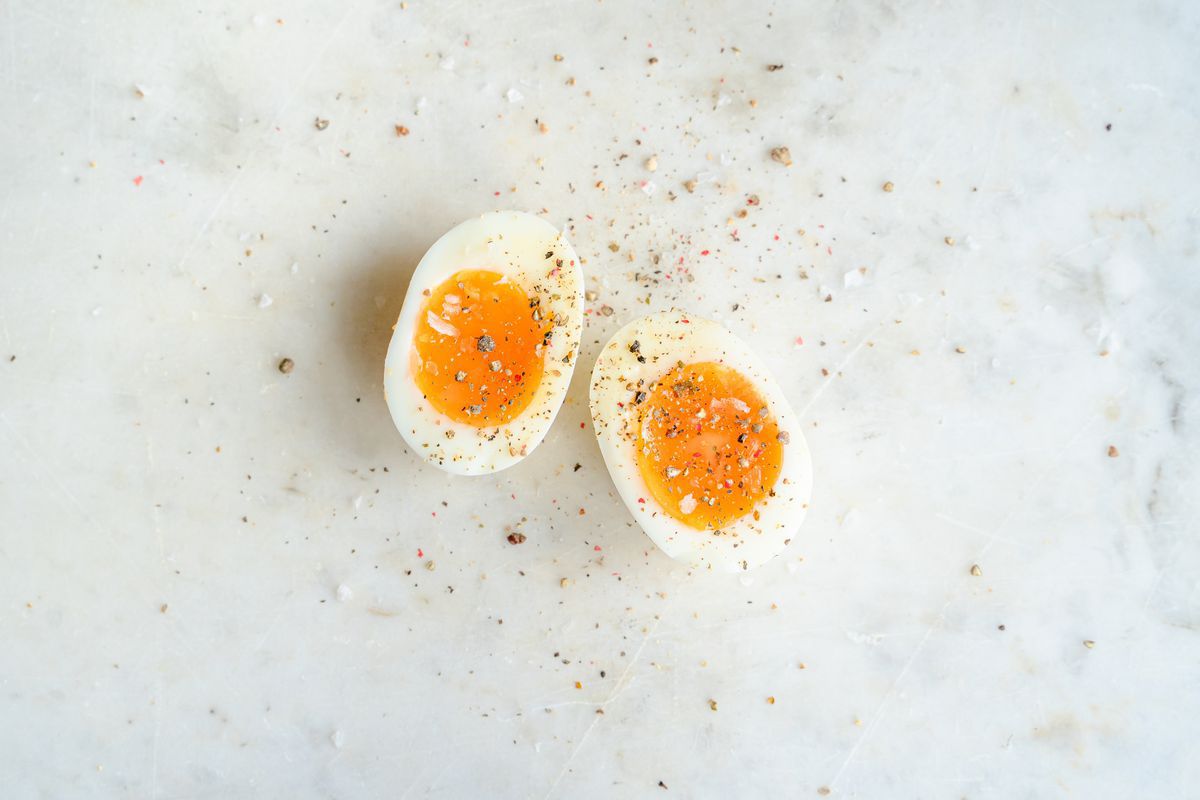 Фахівці розповіли про шкоду курячих яєць, яка не пов'язана з наявністю у них холестерину. Яйця можуть завдати людині шкоди, але не завдяки наявності у них холестерину.