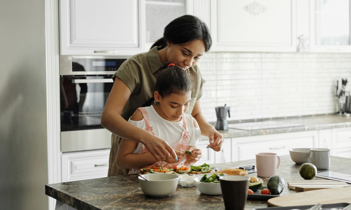 Як викликати у дитини цікавість до приготування їжі: корисні поради. Дитину з раннього віку можна привчати до роботи на кухні.