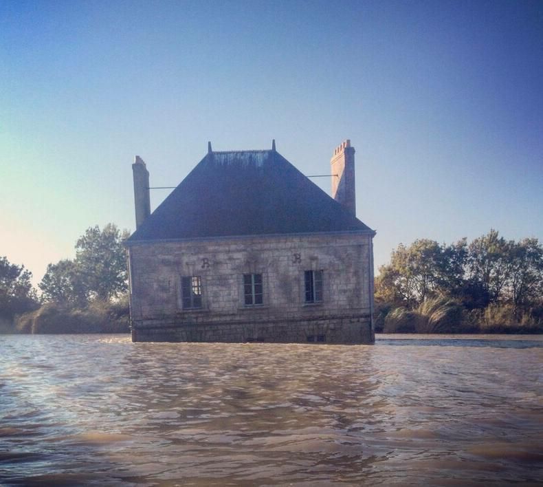 Цей перекошений будинок опинився у воді зовсім не випадково. Дім плаває у французькій річці Лаурі з 2007-го року.