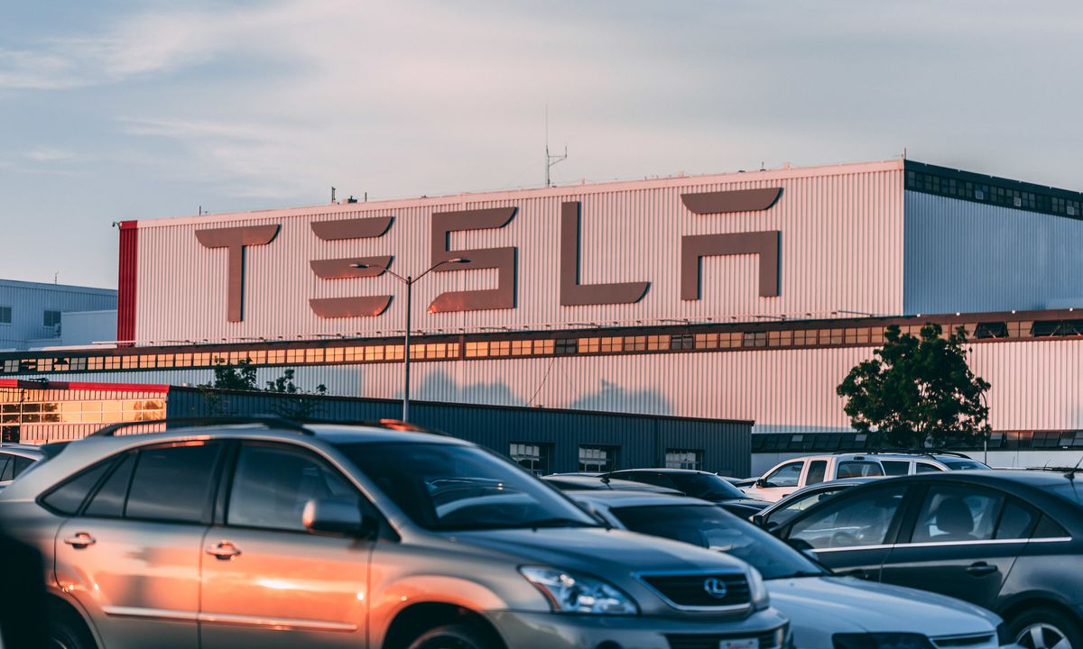 Tesla на платформі Toyota створить недорогий електричний кросовер. Це вже не перша співпраця автогігантів.