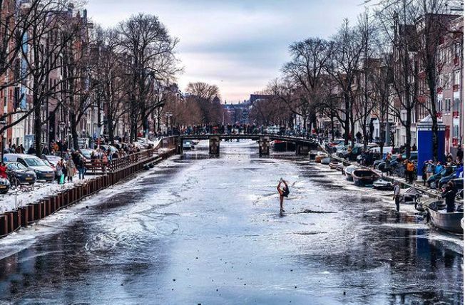 20-річна фігуристка вийшла на лід каналу в Амстердамі і підкорила весь світ. Подивитися на шоу зібрався справжній натовп.