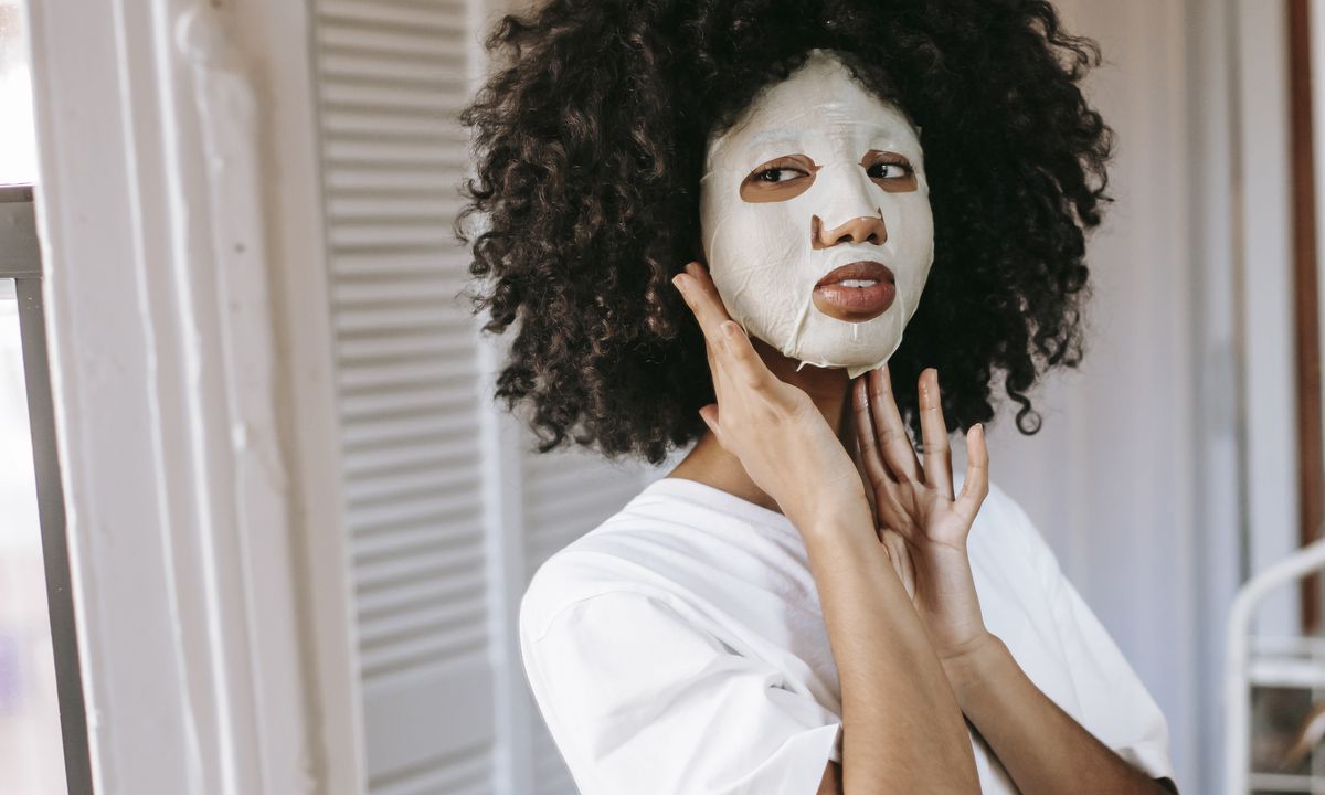 Чи дійсно тканинна маска здатна витягувати вологу зі шкіри обличчя після висихання. Тканинна маска заслуговує на те, щоб нею користуватися.