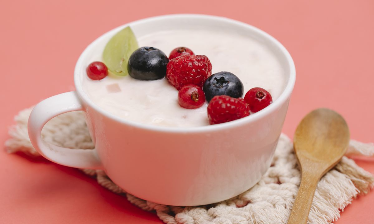 Вчені виявили, що йогурт допомагає уникнути розвитку деяких видів раку. Вживання йогурту є гарною профілактикою раку.