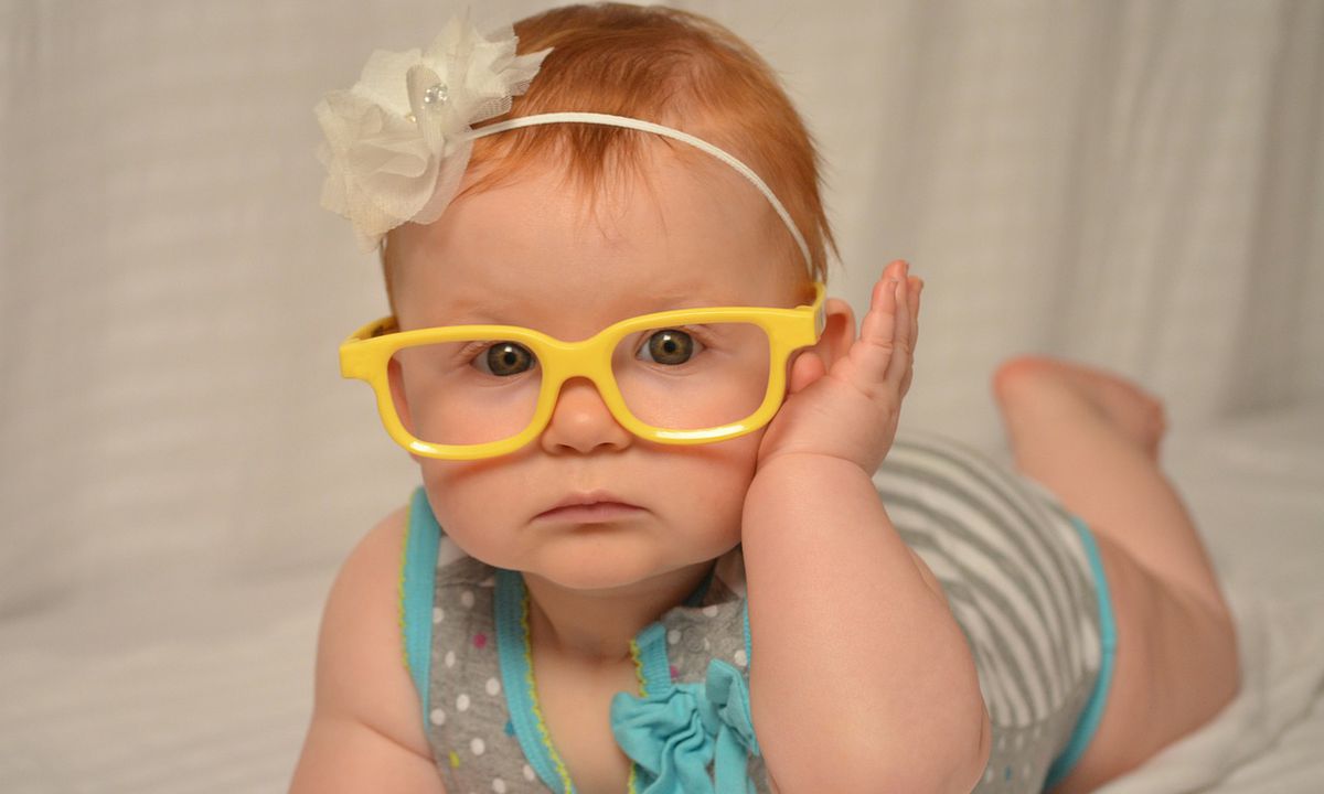 Маленька дівчинка вперше приміряла окуляри — безцінне відео. Дитина з цікавістю почала розглядати предмети поблизу.