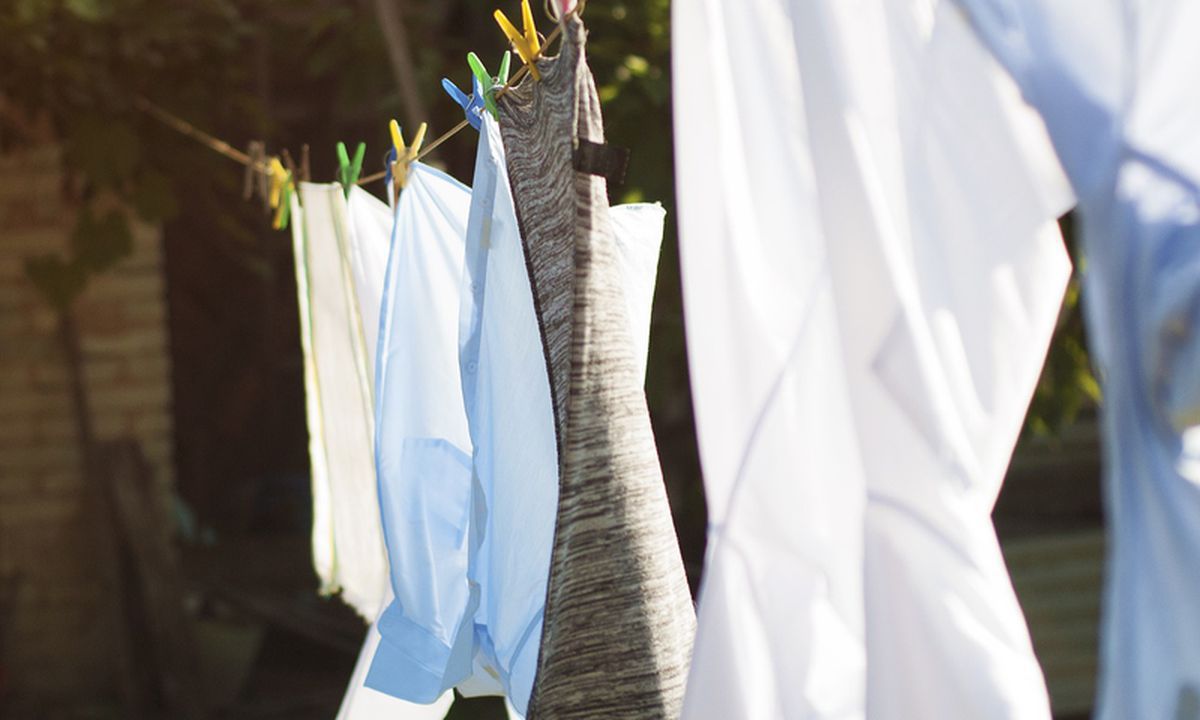 Як ефективно вивести плями з тканини і не зіпсувати одяг. Ці поради допоможуть вам.