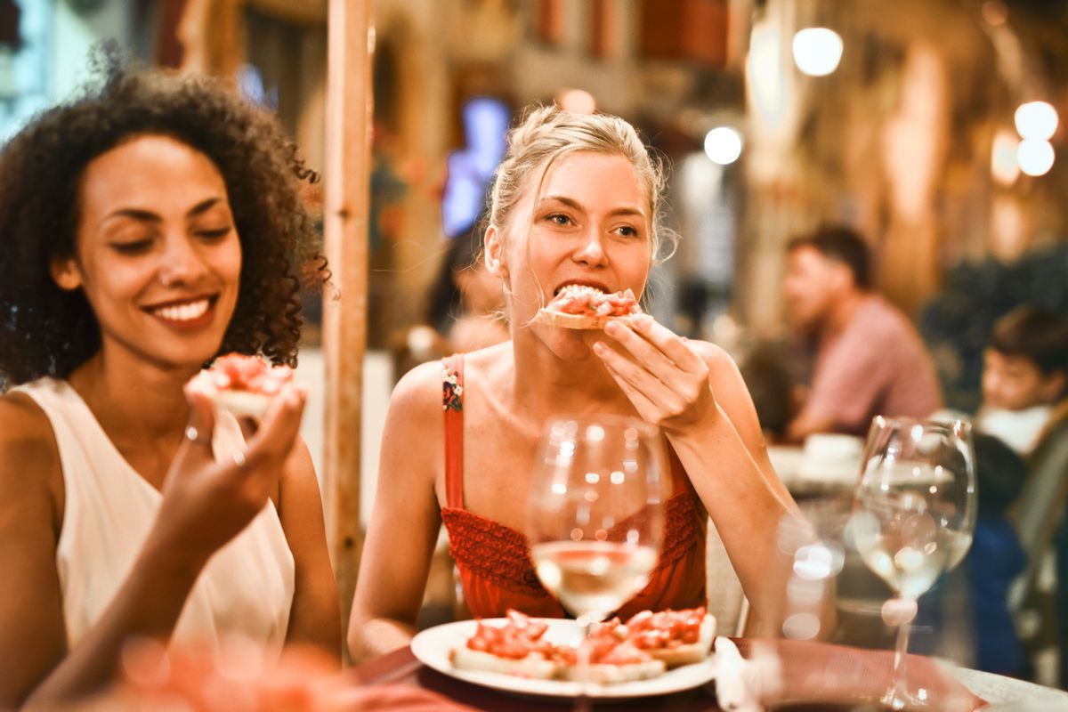 Вчені виявили зв'язок між швидкістю поглинання їжі і зайвою вагою у людей. Щоб бути стрункими, варто їсти повільніше.