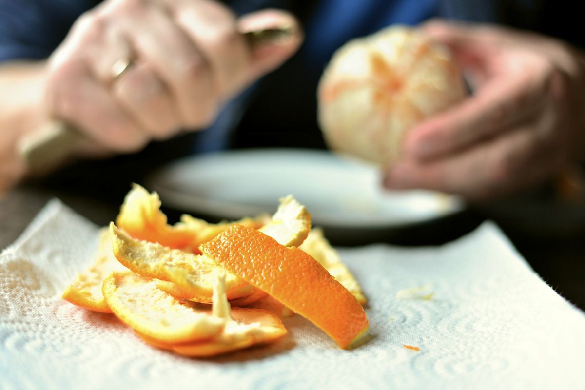 Спрей з апельсинових кірок і оцту, який роз'їдає жирні плями і наліт. Засіб для прибирання кухні з цитрусовим ароматом.