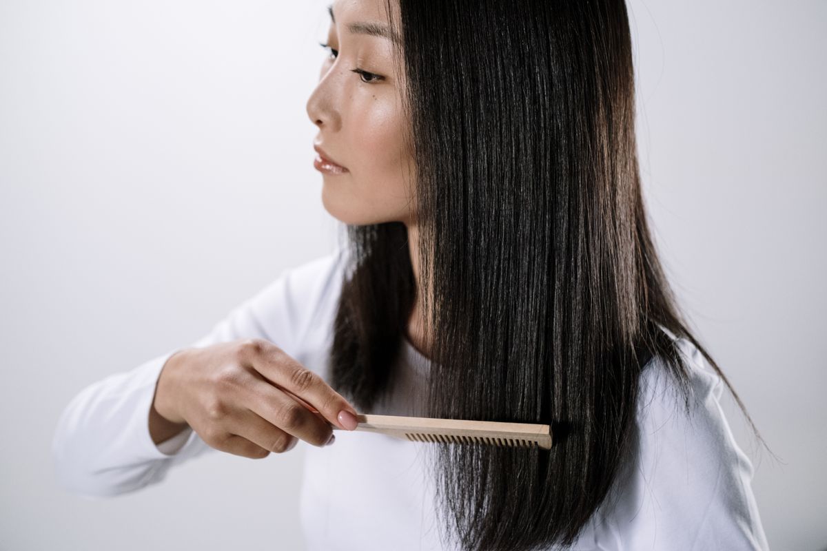 Що потрібно робити з волоссям, яке залишилося на гребінці після розчісування. Вичесане волосся треба правильно утилізувати.